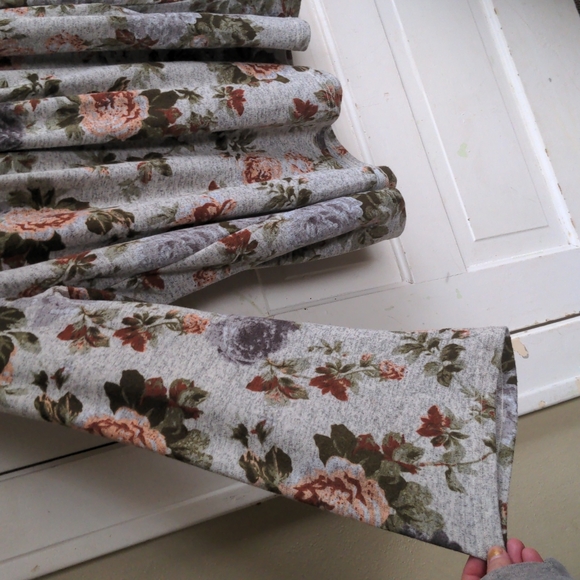 Flowy Women's Floral Sweater - Picture 3 of 9